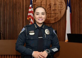 Después de un riguroso proceso, Eagle Pass ratifica a Amy González como jefa de la Policía.