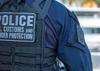 Agentes federales encontraron una pistola semiautomática negra dentro del equipaje de Roman Lagunas Nazario.