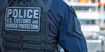 Agentes federales encontraron una pistola semiautomática negra dentro del equipaje de Roman Lagunas Nazario.