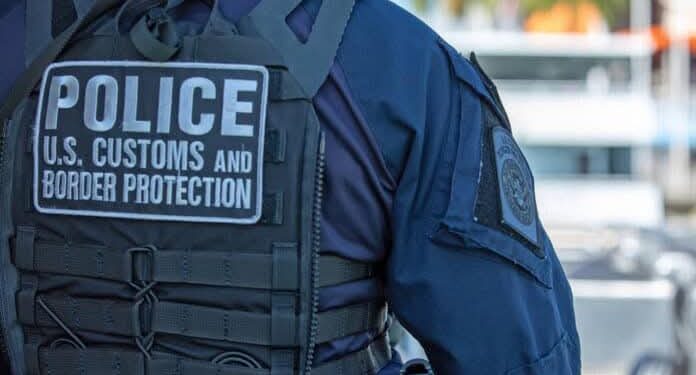 Agentes federales encontraron una pistola semiautomática negra dentro del equipaje de Roman Lagunas Nazario.