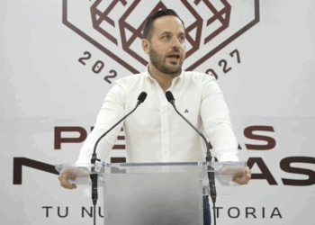 Reasignarán concesiones de taxis a choferes con años de servicio.