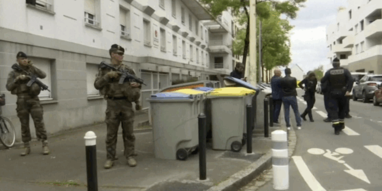 Estudiante apuñala a compañeros en escuela de Francia, detienen al agresor