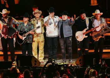 Grupo Firme apoya la campaña “México Canta” que fomenta la creación de música libre de violencia.