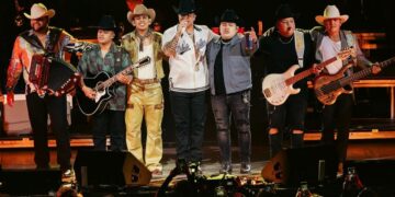 Grupo Firme apoya la campaña “México Canta” que fomenta la creación de música libre de violencia.