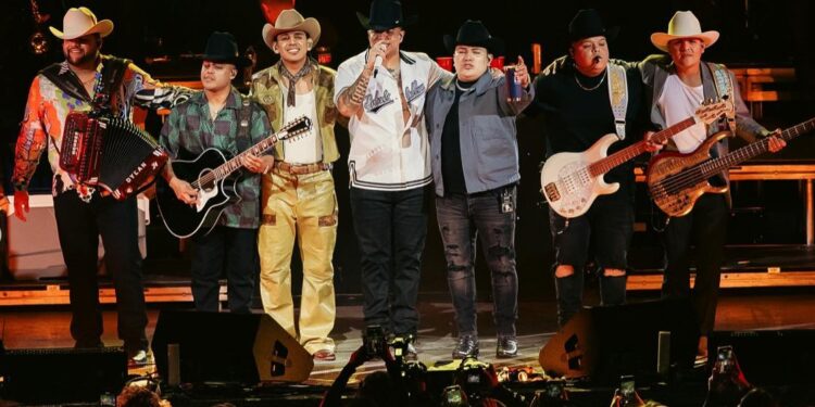 Grupo Firme apoya la campaña “México Canta” que fomenta la creación de música libre de violencia.
