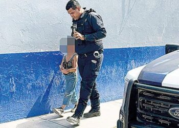 Jesús, intentaba vender un par de zapatos escolares para conseguir algo de dinero.