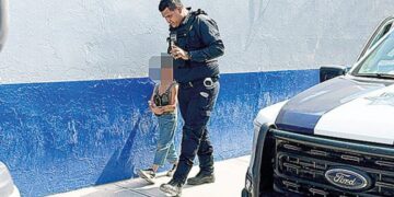 Jesús, intentaba vender un par de zapatos escolares para conseguir algo de dinero.