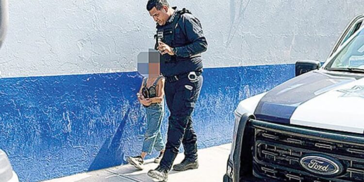 Jesús, intentaba vender un par de zapatos escolares para conseguir algo de dinero.