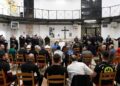 El Papa Francisco saludó personalmente a cada uno de los presentes antes de retirarse.