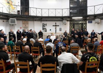 El Papa Francisco saludó personalmente a cada uno de los presentes antes de retirarse.