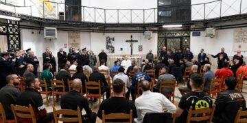 El Papa Francisco saludó personalmente a cada uno de los presentes antes de retirarse.