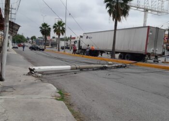 Conductor derriba poste de CFE; vecinos quedan sin electricidad.