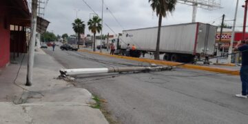 Conductor derriba poste de CFE; vecinos quedan sin electricidad.