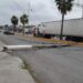 Conductor derriba poste de CFE; vecinos quedan sin electricidad.