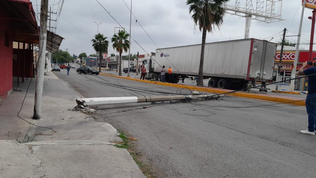 Tráiler derriba poste de CFE y deja sin luz a la colonia 28 de Junio ...