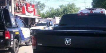 Violento asalto con cuchillo en mano en tienda de abarrotes; una mujer de 55 años resultó herida.