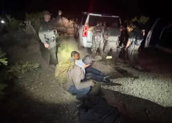 las autoridades interceptaron a varios grupos que intentaban cruzar ilegalmente en tandas de tres personas