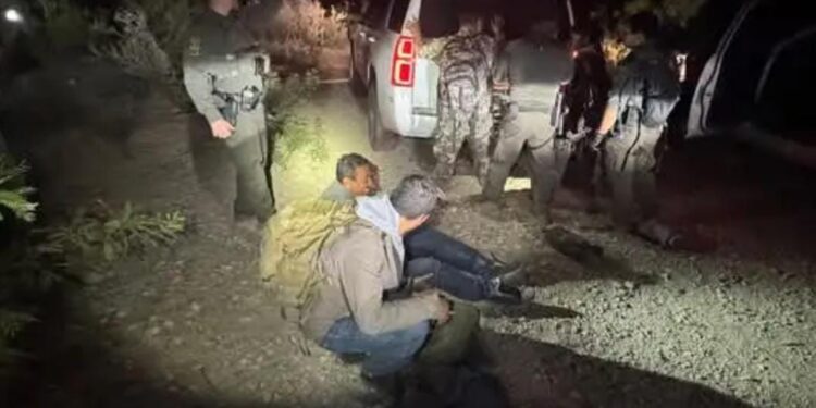 las autoridades interceptaron a varios grupos que intentaban cruzar ilegalmente en tandas de tres personas