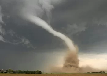 Protección Civil advierte que aunque la probabilidad es baja, existen condiciones para la formación de torbellinos.