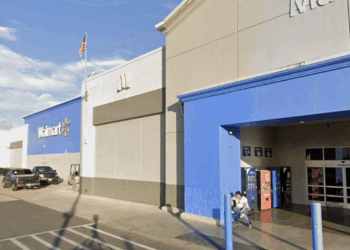 El autor de la llamada dijo haber colocado una bomba y tener un arma; el lugar fue evacuado sin incidentes.