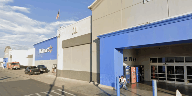 El autor de la llamada dijo haber colocado una bomba y tener un arma; el lugar fue evacuado sin incidentes.