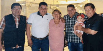 La señora Anastacia, en esta foto, rodeada por sus hermanos.