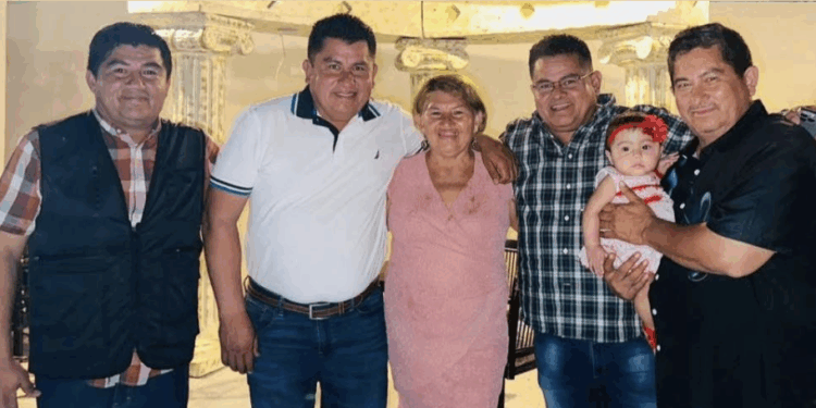 La señora Anastasia, en esta foto, rodeada por sus hermanos.