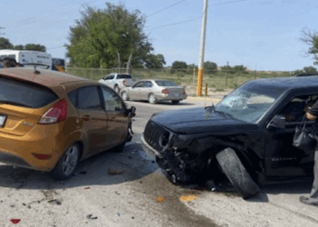 Ambas mujeres fueron trasladadas en ambulancia a un hospital local para su valoración médica.