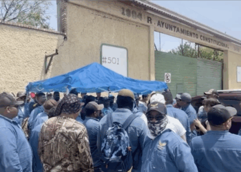 Trabajadores de Obras Públicas del municipio matienen su plantón para defender sus empleos.
