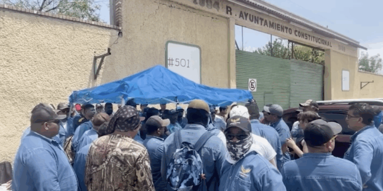 Trabajadores de Obras Públicas del municipio matienen su plantón para defender sus empleos.