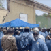 Trabajadores de Obras Públicas del municipio matienen su plantón para defender sus empleos.