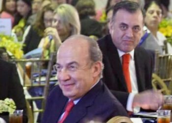 Jesús Ramirez aprovechó el flashazo para ponerse en la foto con Calderón.