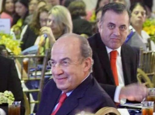 Jesús Ramirez aprovechó el flashazo para ponerse en la foto con Calderón.