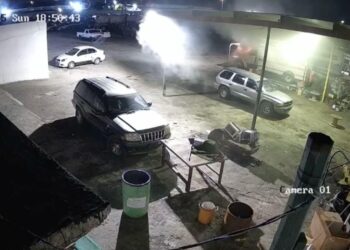 Camión queda calcinado en taller de Obras Públicas de Piedras Negras.