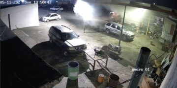Camión queda calcinado en taller de Obras Públicas de Piedras Negras.