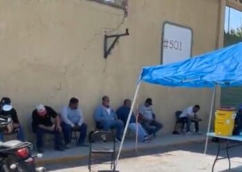 Trabajadores de Obras Públicas permanecieron fuera de su taller tras impedirles su ingreso.