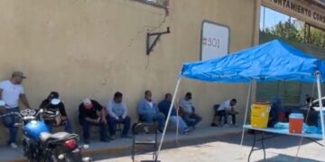 Trabajadores de Obras Públicas permanecieron fuera de su taller tras impedirles su ingreso.