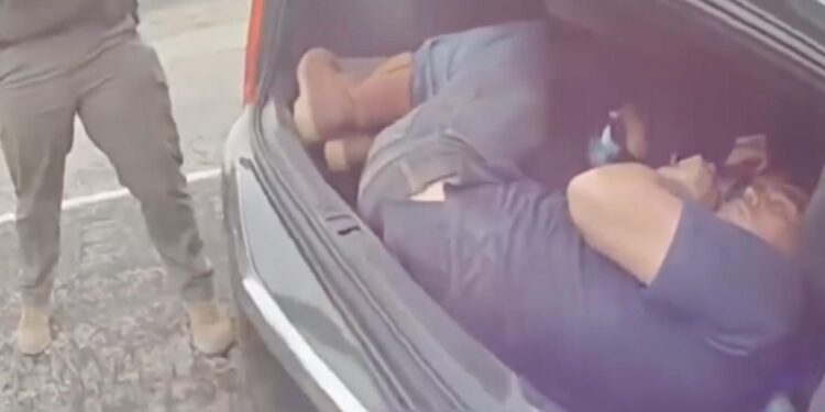 Autoridades texanas frustran dos intentos de contrabando de migrantes en distintos operativos fronterizos.