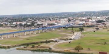 El congresista propone agilizar permisos presidenciales para mejorar puentes internacionales como los de Eagle Pass.
