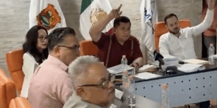 Al alcalde le recordaron que no tiene derecho a voto en el Consejo de Simas, cuando votó en favor de su prima.