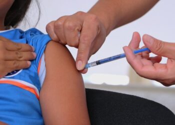 Piden a padres de familia revisar cartillas de vacunación para completar el esquema y evitar la enfermedad.