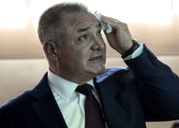 México negocia con García Luna la devolución de recursos desviados durante el sexenio de Calderón.