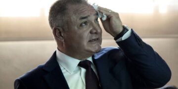 México negocia con García Luna la devolución de recursos desviados durante el sexenio de Calderón.