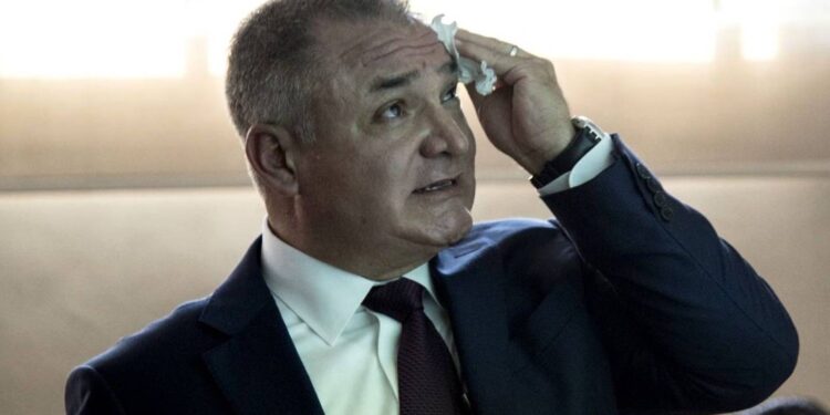 México negocia con García Luna la devolución de recursos desviados durante el sexenio de Calderón.