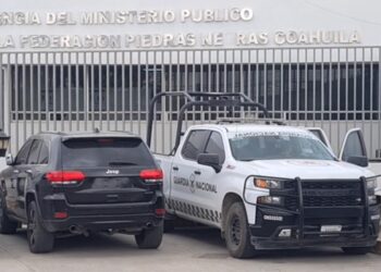 Autoridades detuvieron a un ciudadano mexicano que intentaba ingresar un vehículo sin pedimento de importación y a un trailero texano que portaba un arma cargada.