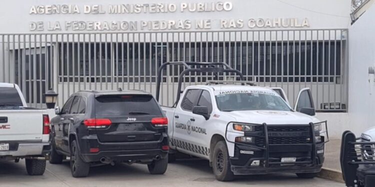 Autoridades detuvieron a un ciudadano mexicano que intentaba ingresar un vehículo sin pedimento de importación y a un trailero texano que portaba un arma cargada.