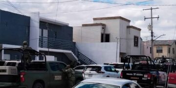 Aseguran armas y drogas en cateo vinculado a líder criminal en Piedras Negras