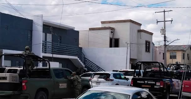 Aseguran armas y drogas en cateo vinculado a líder criminal en Piedras Negras