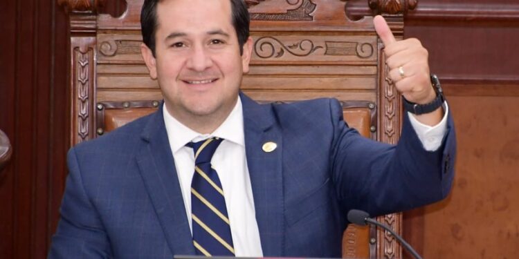 Guillermo Ruiz critica la división interna en el gobierno municipal y llama al diálogo responsable.