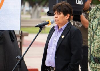 Zahara Elia Kanagúsico exhorta al edil a buscar diálogo directo con el Gobierno estatal tras rechazo a techumbres escolares.